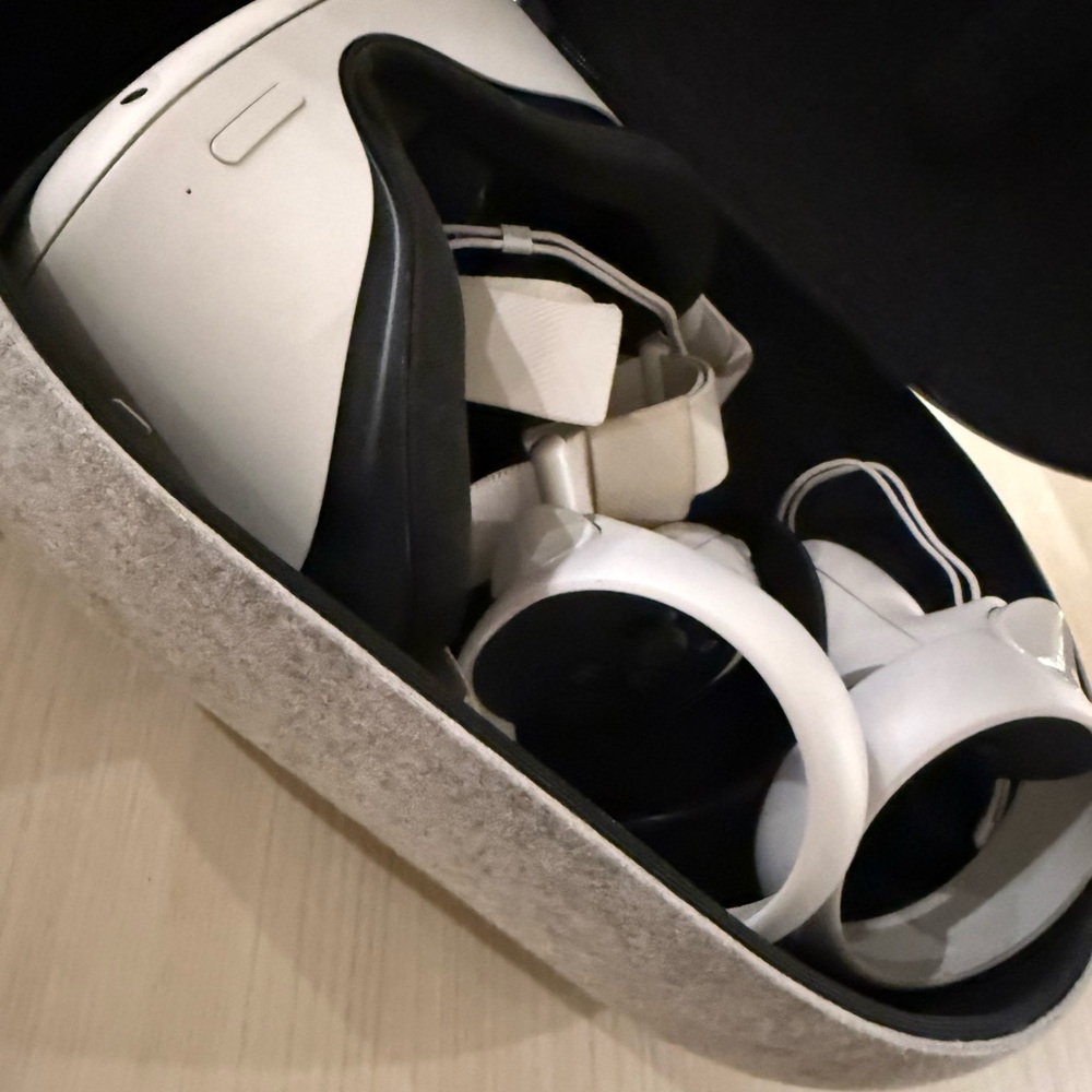 Oculus White Standalone VR Headset with Advanced Comfort